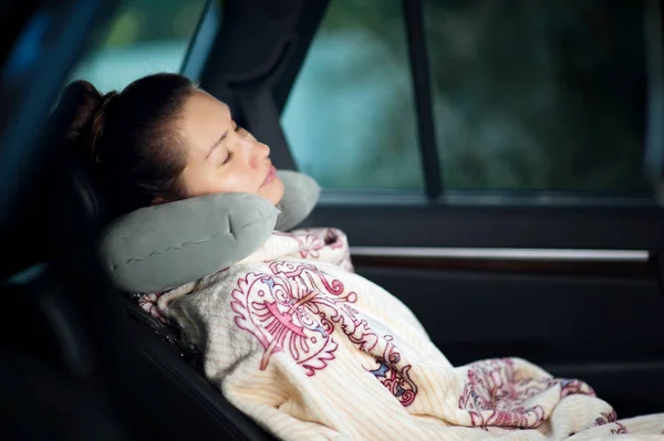 Молодая женщина спит на заднем сиденье автомобиля. Концепция путешествия — стоковое фото