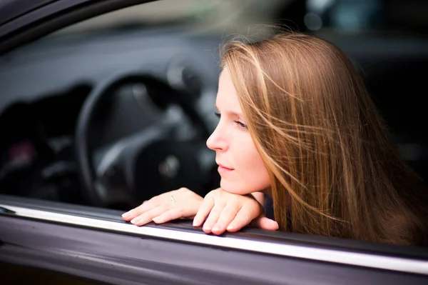 Fiatal nő pózol kezével az ablakon vonal egy autó egy nyári napon — Stock Fotó