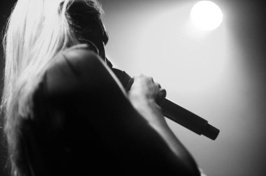 Sahne Alanı'nda şarkıcı silüeti