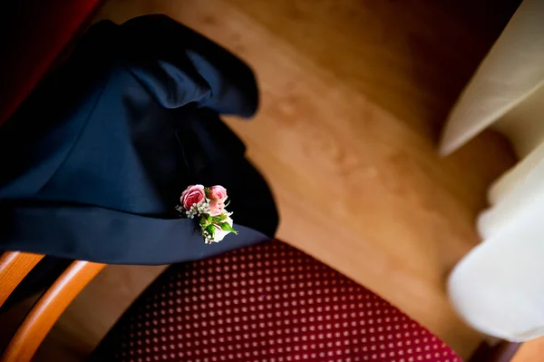 Bruidegom jas met corsages opknoping op een stoel, Top uitzicht met bokeh — Stockfoto