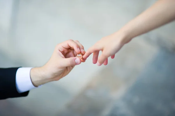 Pengantin pria memakai cincin pada pengantin wanita — Stok Foto