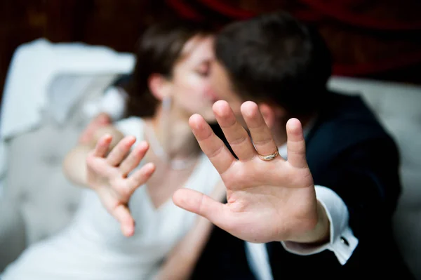 The bride and groom wave their hands to the photographer a — Stock Photo, Image