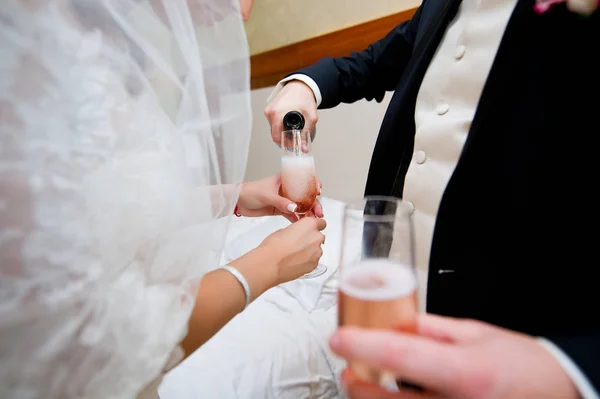 De bruidegom schenkt Champagne aan de bruid in een glas. Groothoek — Stockfoto