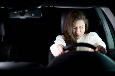 kız direksiyonu tutarak korkuyor