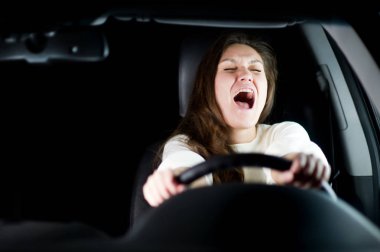 kız direksiyonu tutarak korkuyor