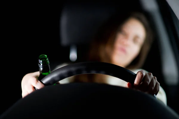 Dronken meisje rijden. selectieve focus — Stockfoto