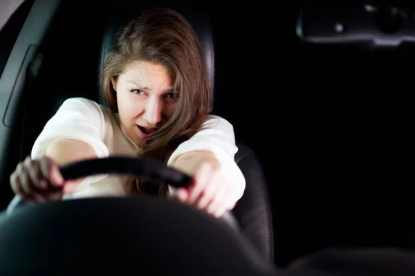 Acidente de viação. menina assustada segurando o volante, esperando por uma colisão. espaço de cópia — Fotografia de Stock