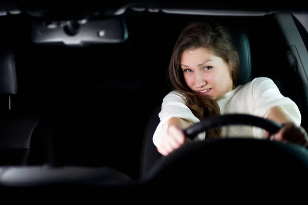 Jonge vrouw geklemd een stuurwiel anticiperen op een botsing. ruimte kopiëren — Stockfoto