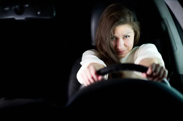 Jeune fille tient le volant et a peur de la situation de la circulation. espace de copie — Photo