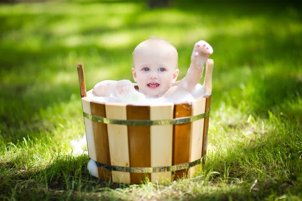 Дитина в дерев'яному басейні з піною — стокове фото
