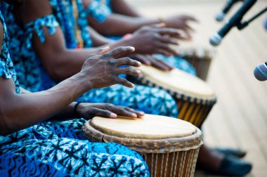 mavi kostümler ve geleneksel davul Afrikalı davulcular elleri