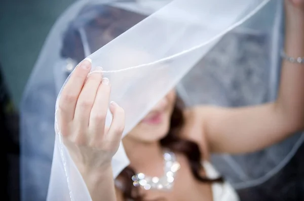 Kezében a menyasszony rendelkezik szélén a fátyol, közeli — Stock Fotó