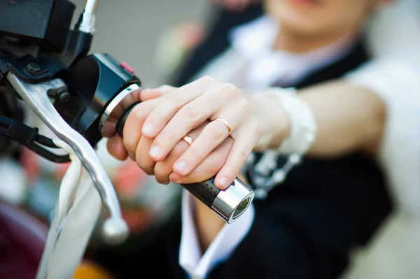 De bruid s hand met een trouwring ligt op de bruidegom s hand met een trouwring op het — Stockfoto