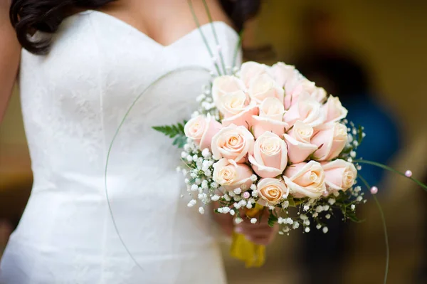 신부는 그녀의 팔에 그녀의 꽃다발을 잡고, 클로즈업 — 스톡 사진