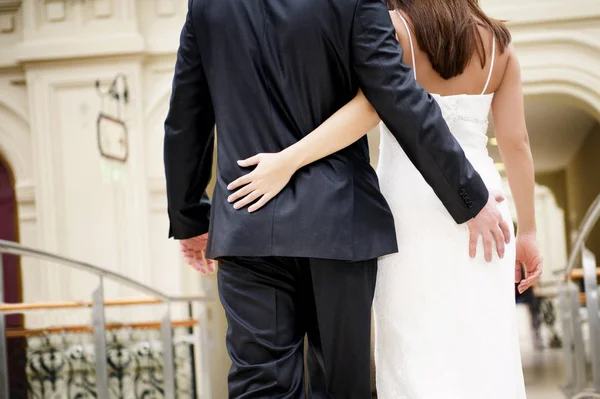 Groom with the bride are leaving. Back view — Stock Photo, Image