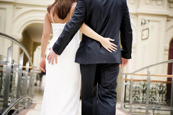 Lo sposo con anello sulla mano sinistra e la sposa se ne vanno. Vista posteriore — Foto Stock