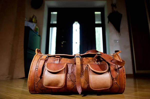 Bolsa de viaje de cuero en el pasillo de la casa . — Foto de Stock