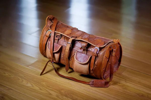 Foto de una bolsa de viaje que está de pie en el suelo en el pasillo, vista superior . — Foto de Stock