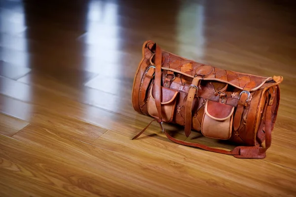 Foto de una bolsa de viaje que está de pie en el suelo en el pasillo, vista superior. Copiar espacio — Foto de Stock