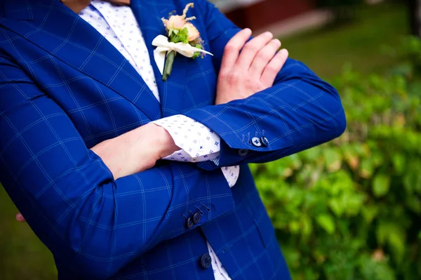 Um homem de casaco azul dobrou as mãos no peito. Vista frontal, sem rosto — Fotografia de Stock