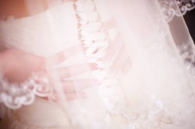 parlak manikür ile gelinin elleri alt sırt, peçe ile bir bakış yalan