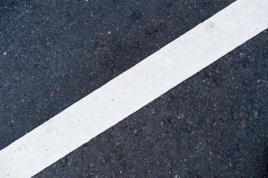 asfalt üzerinde diyagonal beyaz işaretleme hattı