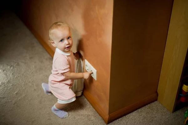 Enfant et prise de courant, jeux dangereux, vie en danger — Photo