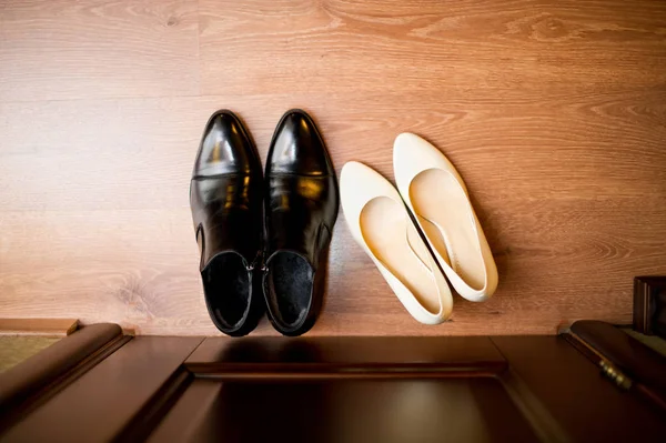 Os sapatos de noiva e noivo estão de pé perto da porta — Fotografia de Stock
