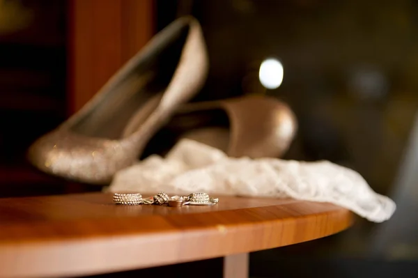 Küpe bulanık ayakkabı ve jartiyer arka plan karşı bir rafta yalan — Stok fotoğraf