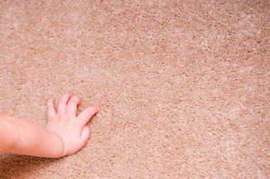 küçük çocuk el katta bir halı üzerinde dayanıyor