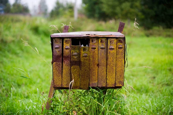 Närbild av gamla rostiga brevlådor i en by — Stockfoto