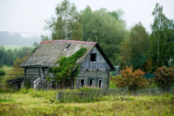 Casa privada abandonada sem janelas — Fotografia de Stock