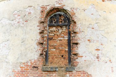 merkezinde eski bir terk edilmiş kilisenin tuğlalı pencere ve sıva yıkılan bir duvar