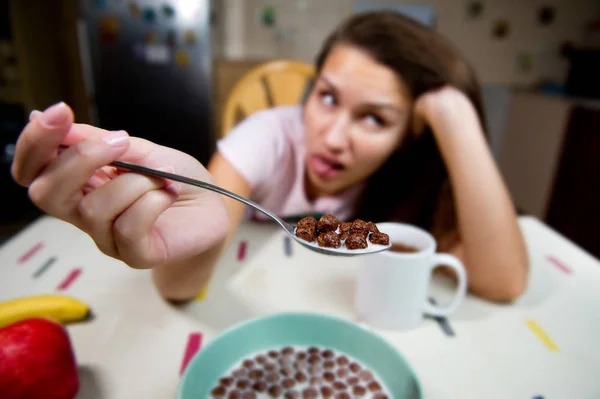 Chica joven muestra disgusto en el desayuno —  Fotos de Stock