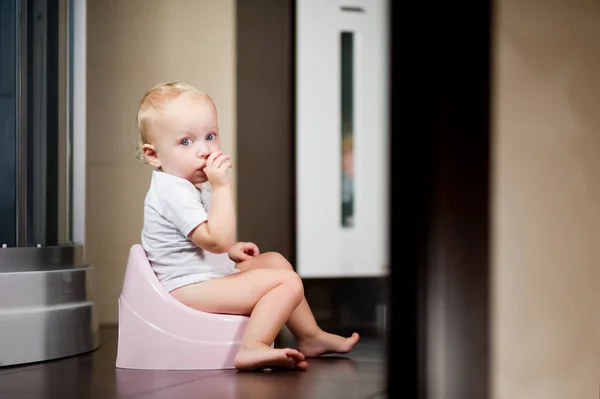 Baby Mädchen sitzt auf einem Topf im Badezimmer — Stockfoto