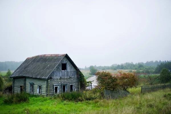 Övergivna privata hus utan fönster. mjukt fokus — Stockfoto