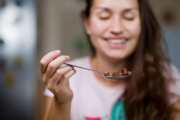 Un cereal de chocolate y una sonrisa de niña en el fondo —  Fotos de Stock