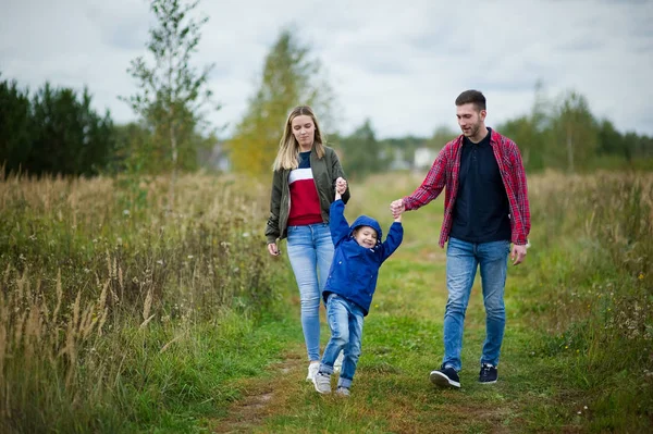 Una familia joven camina por el campo — Foto de Stock