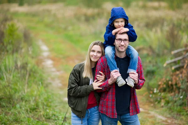 Ung familj av tre på landsväg — Stockfoto