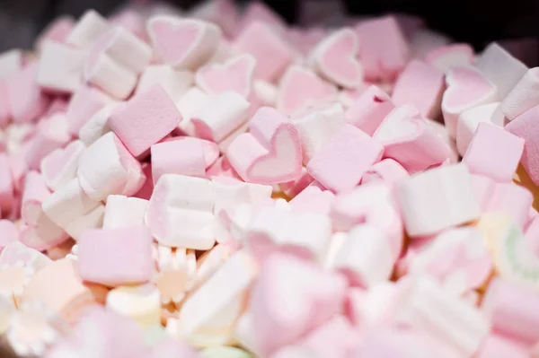 Segenggam manisan marshmallow berbentuk hati, salah satu produk dalam fokus — Stok Foto