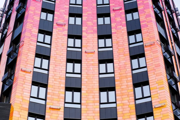 Fragmento de um edifício alto com uma parede arredondada — Fotografia de Stock