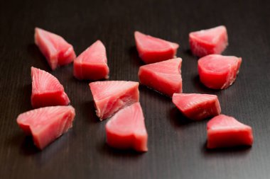 siyah bir masa üzerinde taze ton balığı dilimleri
