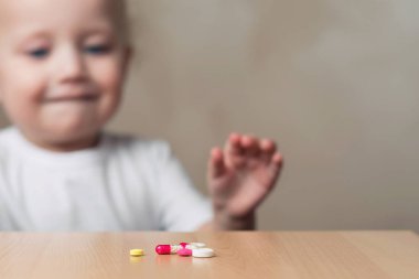bebek kız yetişkinler tarafından bırakılan haplar için başlığı, kopya alanı