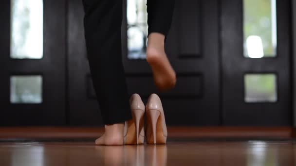 Дівчина Одягає Взуття Залишає Будинок Крупним Планом Ноги Обличчя — стокове відео
