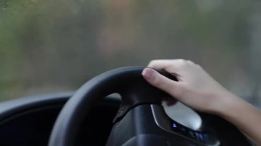 kadının elleri arabada direksiyonu çevirin. Direksiyonun üst kısmının yakın çekim, seçici odak