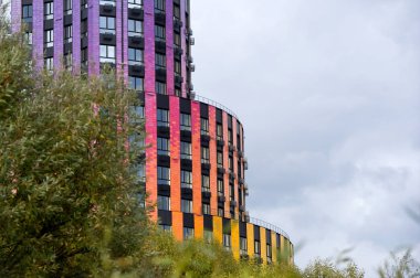 Vidnoe, Rusya, 21 Eylül 2019: ağaçların arkasından gözetleme ikiz merkezi çok renkli bir binanın bir parçası