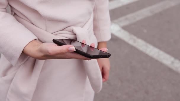 Menina Tenta Ligar Smartphone Mas Ela Falha Dispositivo Não Desbloqueia — Vídeo de Stock