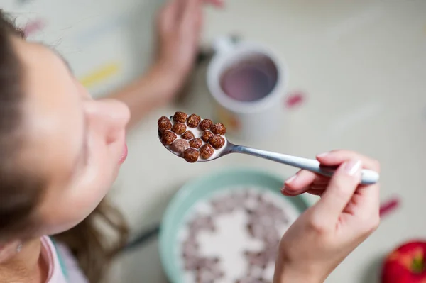 Dziewczyna będzie jeść część zbóż czekoladowych z mlekiem — Zdjęcie stockowe
