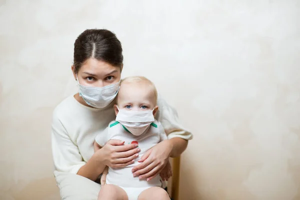 Anne ve küçük kızı tıbbi maske takıyor. — Stok fotoğraf