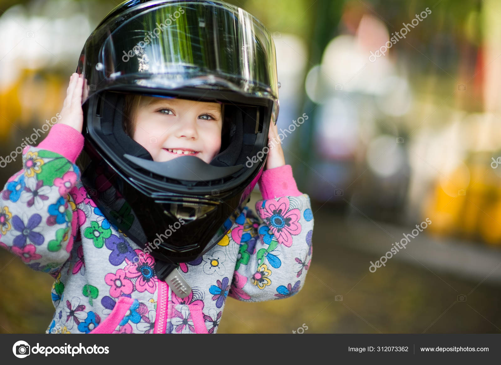 Nina en un casco de motocicleta adulto sonrie y se aferra a un casco Foto de stock 312073362 uvaduf68 gmail